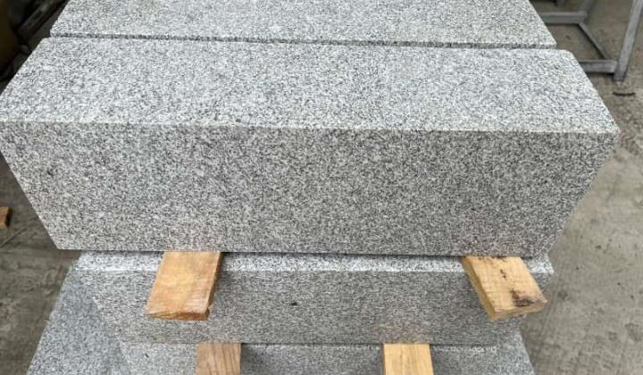 مقایسه قیمت و کیفیت سنگ و بتن برای جدول